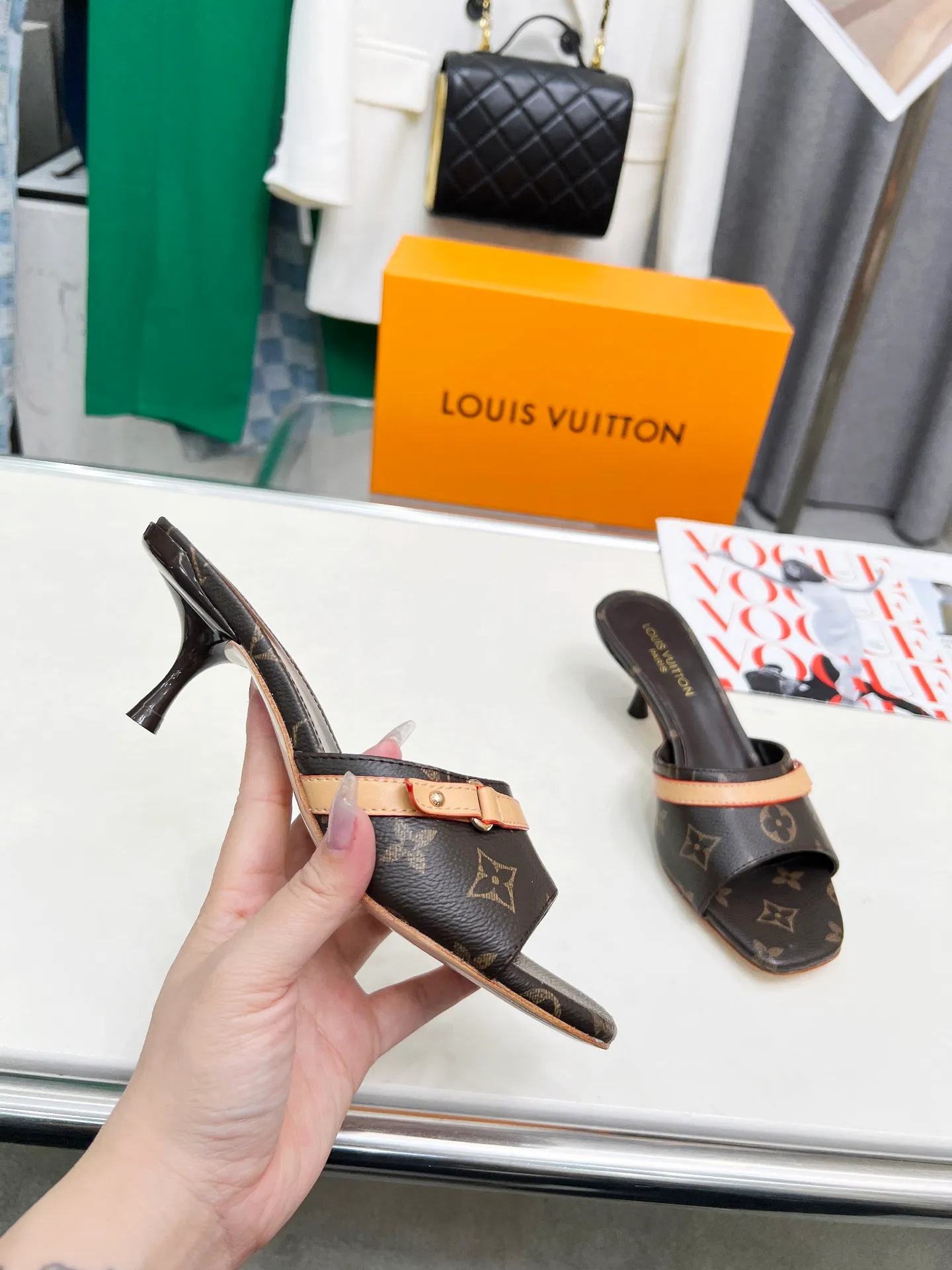 👟👟Ex-factory price 440👟👟 LV new denim kitten heel slippers 2025 summer must-have for goddesses, original replica, super comfortable on the feet. Show off the queen's temperament, the heel height is 5.5CM, which shows your temperament without being tiring. Standard code: 35-42 (41 and 42 codes are customized, non-returnable and non-exchangeable)